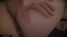 Chor-Studentin weckt Lehrerin mit Dildo und Rucksack