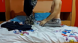 Man met kale haren op bed, spankende vrouw in panty’s