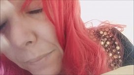 Italienische Lehrerin mit roten Haaren fickt ihren Partner wild und schluckt Sperma