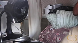 Stell dir vor, du fickst deine Oma in einem Wohnwagen im Stadt-Trailer und BTS