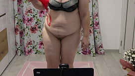 Fette Milf zeigt ihre Figur vor der Webcam: Schüttelt in verschiedenen Strümpfen