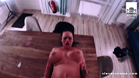 Deutsche MILF Adrienne Küsst Ihn Öffentlich und Wird Auf Seiner Küchentisch Gefickt!