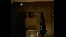 Stiller Schmerz im Rotlicht-Versteck