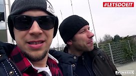 Lass uns Ficken - Sexy Busenhafte Deutsche MILF Kitty Core Schüttelt Den Rücksitz Des Vans