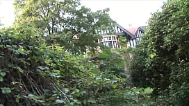 Schmutzige Claudia in einem heißen Anal-Dreier im alten Schloss