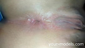 Brünette Schlampe Verwöhnt Ihre Muschi