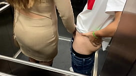 Öffentlicher Sex im Aufzug nach der Party mit meiner Freundin. Wir werden entdeckt!