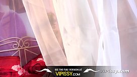 Lesbische Pinkelparty - Aika May und Vanessa Twain sind nassgeschissen