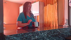 Die Hausfrau wird von ihrem Nachbarn gevögelt