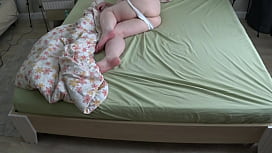 Hauskamera beobachtet, wie die dicke Ehefrau sich vor dem Schlafengehen in weißen Strümpfen masturbiert und abspritzt. PAWG.
