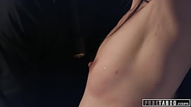 REINES TABU: Der reiche Wohltäter nimmt den obdachlosen Teenager auf, der seine BDSM-Sexhöhle entdeckt - FULL SCENE