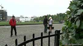 Vollbusige Deutsche Mutti wird an öffentlichen Orten durchgenommen