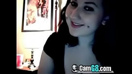 Gepiercter Teen nimmt sich Zeit für tiefen Dildo-Rachenfick - camg8