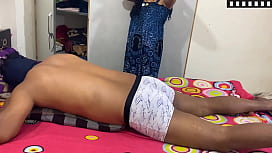 Lange Naakte Vrouwen Onder Bed Met Jongen