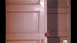 Rotes Kleid, dunkler Raum, zwei Herren in Anzügen