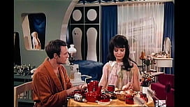 Dominanz im Roten Kleid: Befehl zur Entkleidung