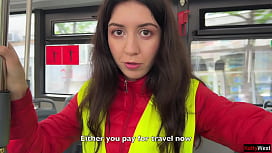 Busfahrer beim Busfahren Ertappt und Bestraft fürs Betrügen der Fahrgäste