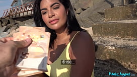 Strandbabe vernascht auf einem öffentlichen Strand und dann im privaten Schwimmbecken - Öffentlicher Agent