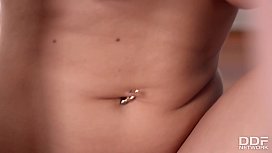 Glamourhafte Lesben Kolleginnen kommen hart auf Vibratoren im Büro