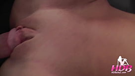 Verführerische Braut verführt ihren Ehemann und fickt ihn zum Spermaüberlauf