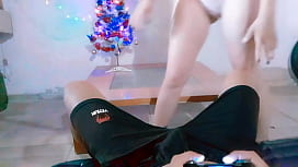 Er war so ruhig beim Spielen, und meine Stiefschwester entschied sich, mir ihren Hintern zu geben.