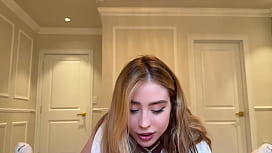 Meine kleine Schwester schlüpft in mein Zimmer... hat die Höschen vergessen - Rosie Rider