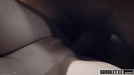 REINES TABU: Die Stiefmutter hilft dem verletzten Sohn, sich selbst zu befriedigen