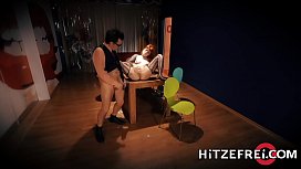 Tattooierte Rothaarige nach Strip-Poker heiß gefickt