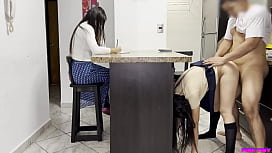 Stieftochter fickt Lehrer während Mama zuschaut