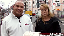 Deutsches Straßen Casting: Echtes Paar probiert Porno