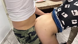 Hausfrau und Nachbar: Ein heißer Dreier im Schlafzimmer