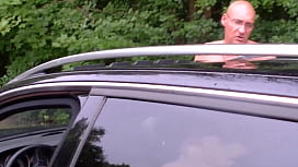 Die freche deutsche Autostopperin wird heiß und gibt ihrer schmutzigen Fahrtensperre ihre nasse Muschi