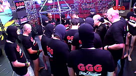 GGG - Backstage-Gangbang mit der schlanken Deutschen Juli Sonne