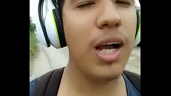 Joven influencer homosexual caminaba hacia el trabajo y lo penetran 2 vagabundos