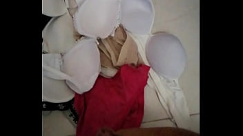 Termino En La Ropa Interior De Mi Hermana...