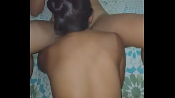 与两个超级富有的女孩三人行