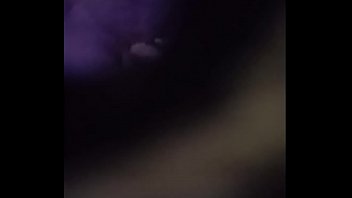 Снимает себя