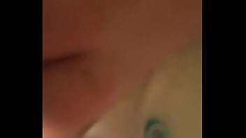 Héctor pinta de rojo esas nalguitas