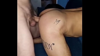 Poniendo en cuatro al pasivo goloso de mi gym bro y dándole verga toda la noche - bareback- sem camishina