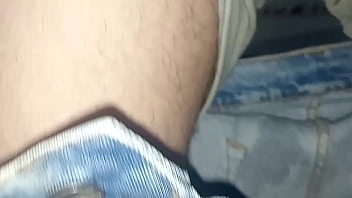 Pantalones orinados con pañal de tela y dos deliciosos orgasmos con pajita de noche lluviosa