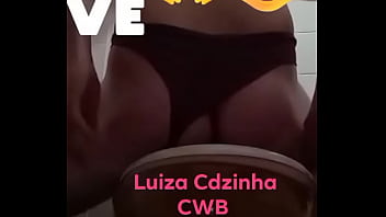 Cdzinha arrombando o cuzinho com xuxu bem grosso