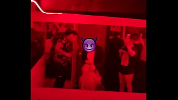 Noche De Antro Se Sale De Control Y Hago Sexo Oral Frente A Todos Me La Hacen Tragar Toda...