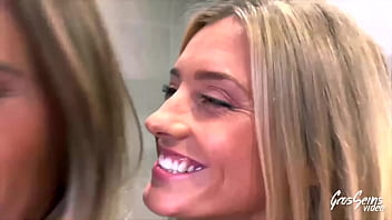 Alice et Pam s’occupent du plaisir de d’Anita