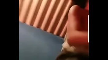 Asiatique montre ses seins...