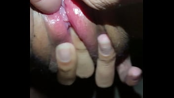 Junge 18-jährige Schlampe - Wildes Solospielen vor der Kamera