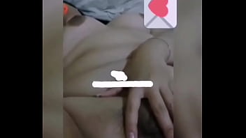 Se toca la concha queriendo pene
