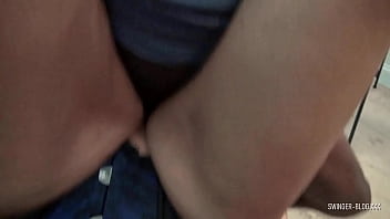 Hausfrau im Korsett: Orgie im Wohnzimmer!