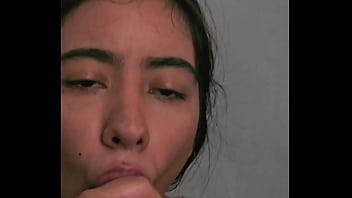 Hermanastra Deja Ver su Vagina a Su Hermanastro