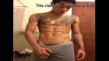 Novinho brasileiro tatuado se exibindo