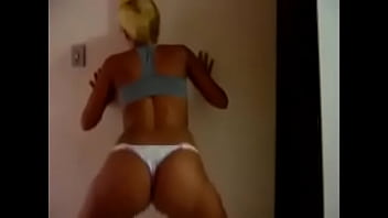 106 - Mulata loirinha rebolando gostoso de calcinha fio dental